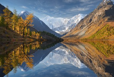 Güzel sonbahar manzara, Altay Dağları Rusya.
