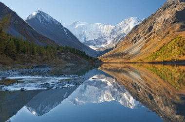 Güzel sonbahar manzara, Altay Dağları Rusya.