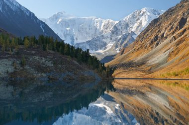 Güzel sonbahar manzara, Altay Dağları Rusya.