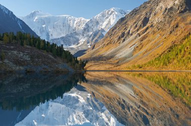 Güzel sonbahar manzara, Altay Dağları Rusya.