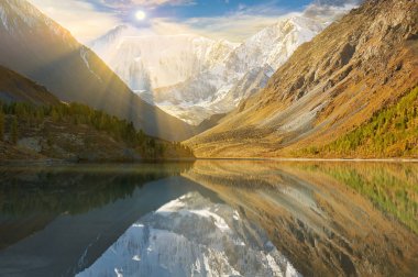 Güzel sonbahar manzara, Altay Dağları Rusya.