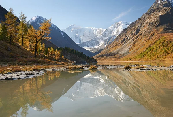 Beau paysage d'automne, montagnes Altaï Russie . — Photo