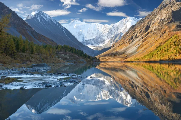 Güzel sonbahar manzara, Altay Dağları Rusya.