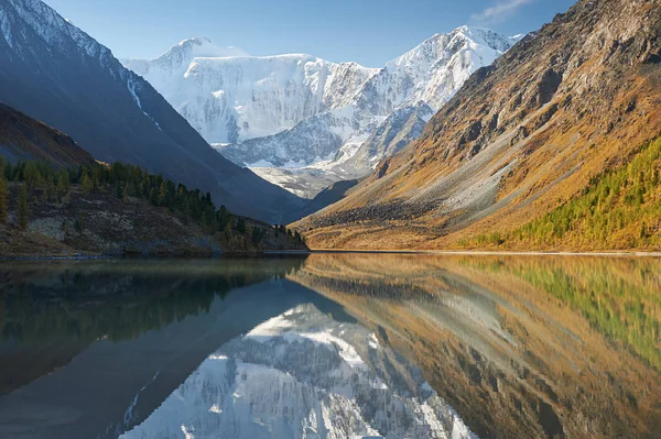 美しい秋の風景、ロシアのアルタイ山脈. — ストック写真