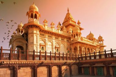 Jodhpur, Hindistan'ın içinde bulunan bir kenotaph Jaswant Thada olduğunu