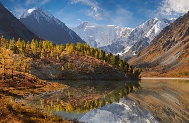 Güzel sonbahar manzara, Altay Dağları Rusya.