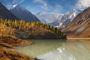 Güzel sonbahar manzara, Altay Dağları Rusya.