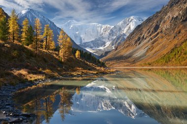 Güzel sonbahar manzara, Altay Dağları Rusya.