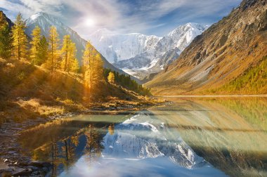 Güzel sonbahar manzara, Altay Dağları Rusya.