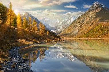 Güzel sonbahar manzara, Altay Dağları Rusya.