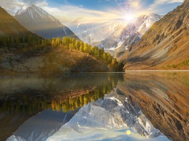 Güzel sonbahar manzara, Altay Dağları Rusya.