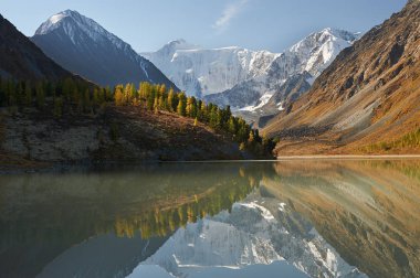 Güzel sonbahar manzara, Altay Dağları Rusya.