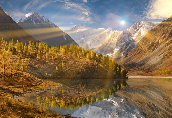 美しい秋の風景、ロシアのアルタイ山脈. — ストック写真