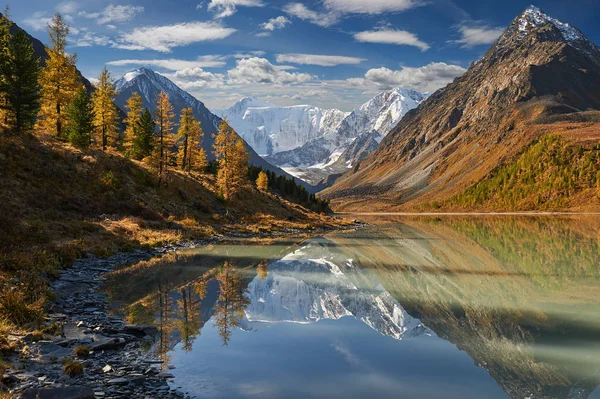 Güzel sonbahar manzara, Altay Dağları Rusya.