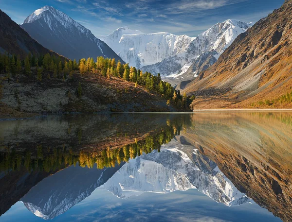 Bellissimo paesaggio autunnale, montagne Altai Russia . — Foto Stock