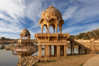 Gadi Sagar tapınak Gadisar Gölü Jaisalmer, Hindistan.
