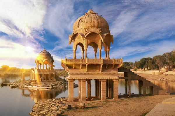 Gadi Sagar templo em Gadisar lago Jaisalmer, Índia . — Fotografia de Stock