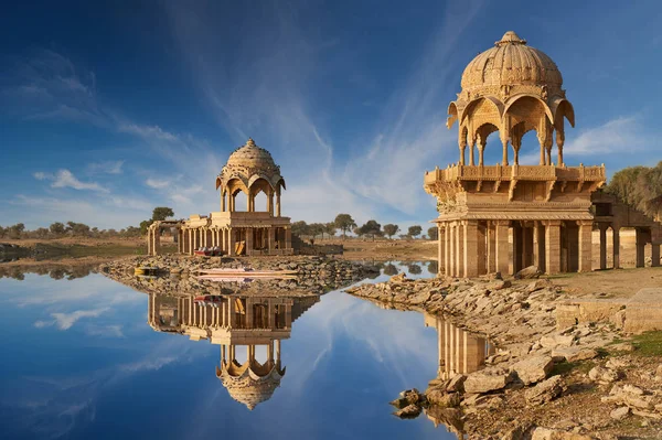 Gadi Sagar templo em Gadisar lago Jaisalmer, Índia . — Fotografia de Stock