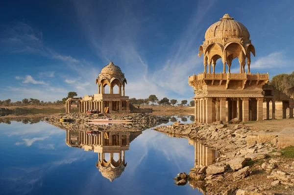 Gadi Sagar tapınak Gadisar Gölü Jaisalmer, Hindistan.
