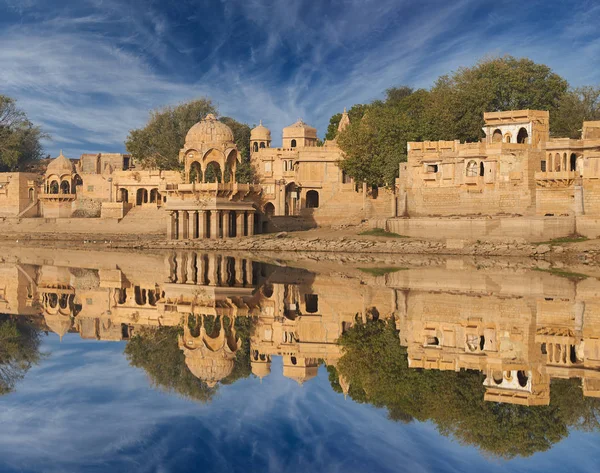 Templo de Gadi Sagar en el lago Gadisar Jaisalmer, India . — Foto de Stock