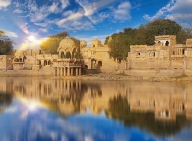 Gadi Sagar tapınak Gadisar Gölü Jaisalmer, Hindistan.