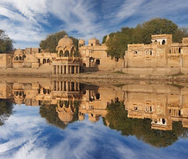 Gadi Sagar tapınak Gadisar Gölü Jaisalmer, Hindistan.
