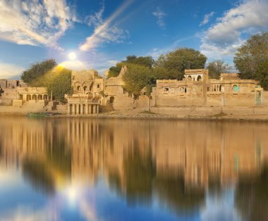 Gadi Sagar tapınak Gadisar Gölü Jaisalmer, Hindistan.