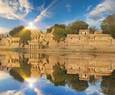 Gadi Sagar tapınak Gadisar Gölü Jaisalmer, Hindistan.