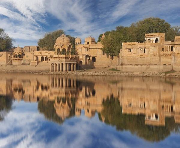 Templo de Gadi Sagar en el lago Gadisar Jaisalmer, India . — Foto de Stock