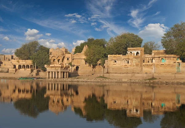 Gadi Sagar ναός στο λίμνη Jaisalmer Gadisar, Ινδία. — Φωτογραφία Αρχείου