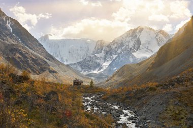 Güzel sonbahar manzara, Altay Dağları Rusya.
