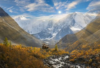 Güzel sonbahar manzara, Altay Dağları Rusya.