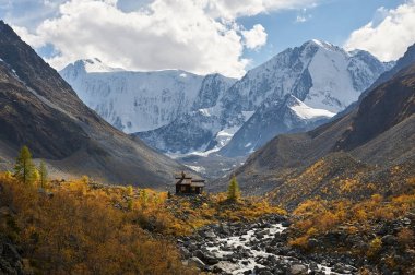 Güzel sonbahar manzara, Altay Dağları Rusya.