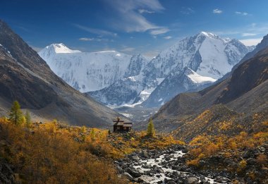 Güzel sonbahar manzara, Altay Dağları Rusya.