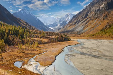 Güzel sonbahar manzara, Altay Dağları Rusya.