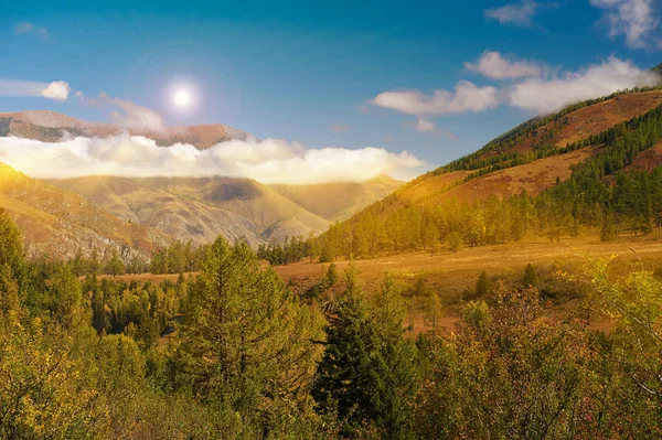 Bela paisagem de outono, montanhas Altai Rússia . — Fotografia de Stock