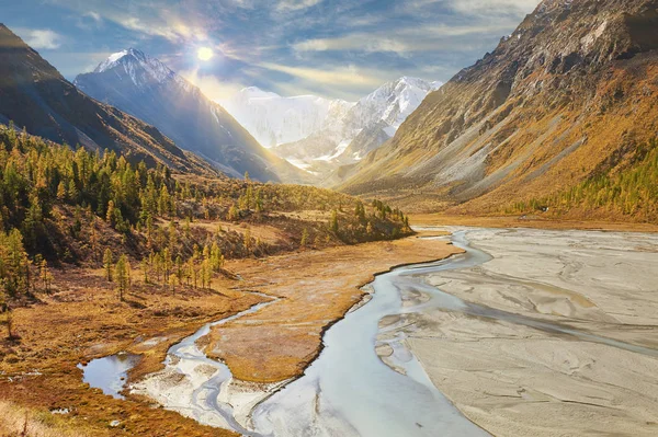 Bela paisagem de outono, montanhas Altai Rússia . — Fotografia de Stock