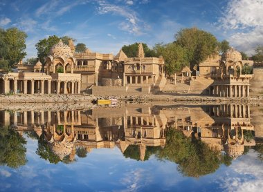 Gadi Sagar tapınak Gadisar Gölü Jaisalmer, Hindistan.