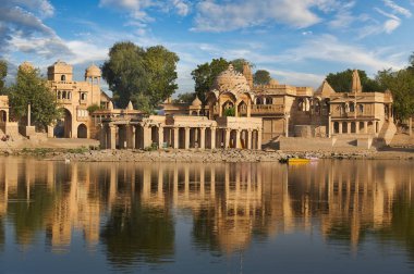 Gadi Sagar tapınak Gadisar Gölü Jaisalmer, Hindistan.