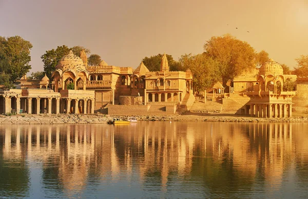 迦萨加尔寺在 Gadisar 湖斋, 印度. — 图库照片