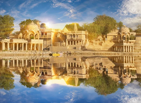 Gadi Sagar tempel op Gadisar lake Jaisalmer, India. — Stockfoto
