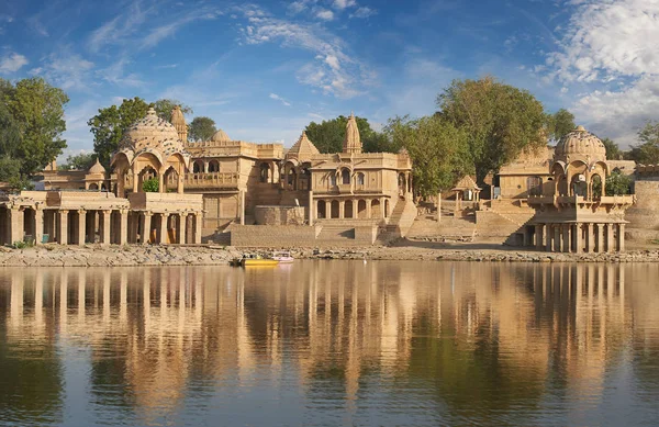 Templo de Gadi Sagar en el lago Gadisar Jaisalmer, India . — Foto de Stock