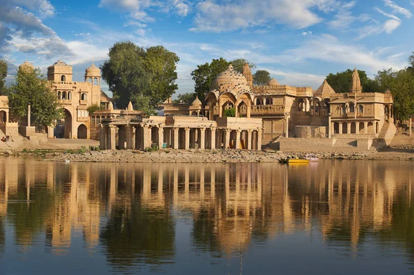 Gadi Sagar ναός στο λίμνη Jaisalmer Gadisar, Ινδία. — Φωτογραφία Αρχείου