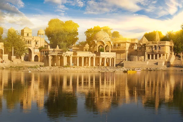 Templo de Gadi Sagar en el lago Gadisar Jaisalmer, India . —  Fotos de Stock