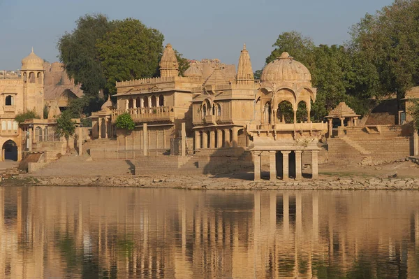 Gadi Sagar tempel på Gadisar sjön Jaisalmer, Indien. — Stockfoto