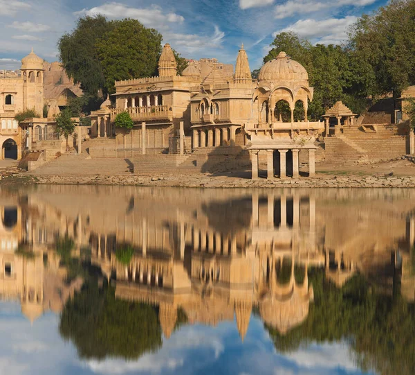 Templo de Gadi Sagar en el lago Gadisar Jaisalmer, India . — Foto de Stock