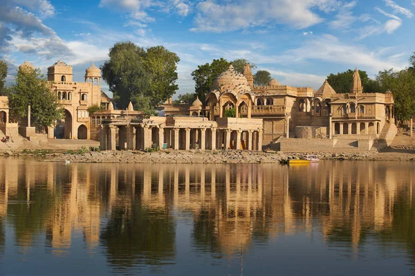 Gadi Sagar chrám na Gadisar jezeře Jaisalmer, Indie. Stock Obrázky