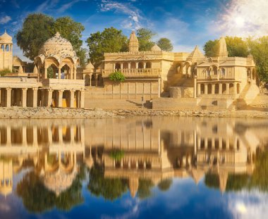 Gadi Sagar tapınak Gadisar Gölü Jaisalmer, Hindistan.