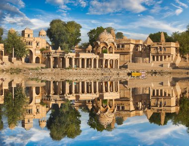 Gadi Sagar tapınak Gadisar Gölü Jaisalmer, Hindistan.