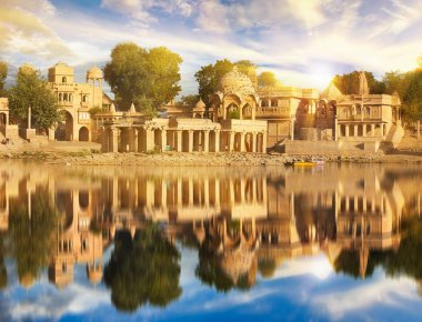 Gadi Sagar tapınak Gadisar Gölü Jaisalmer, Hindistan.